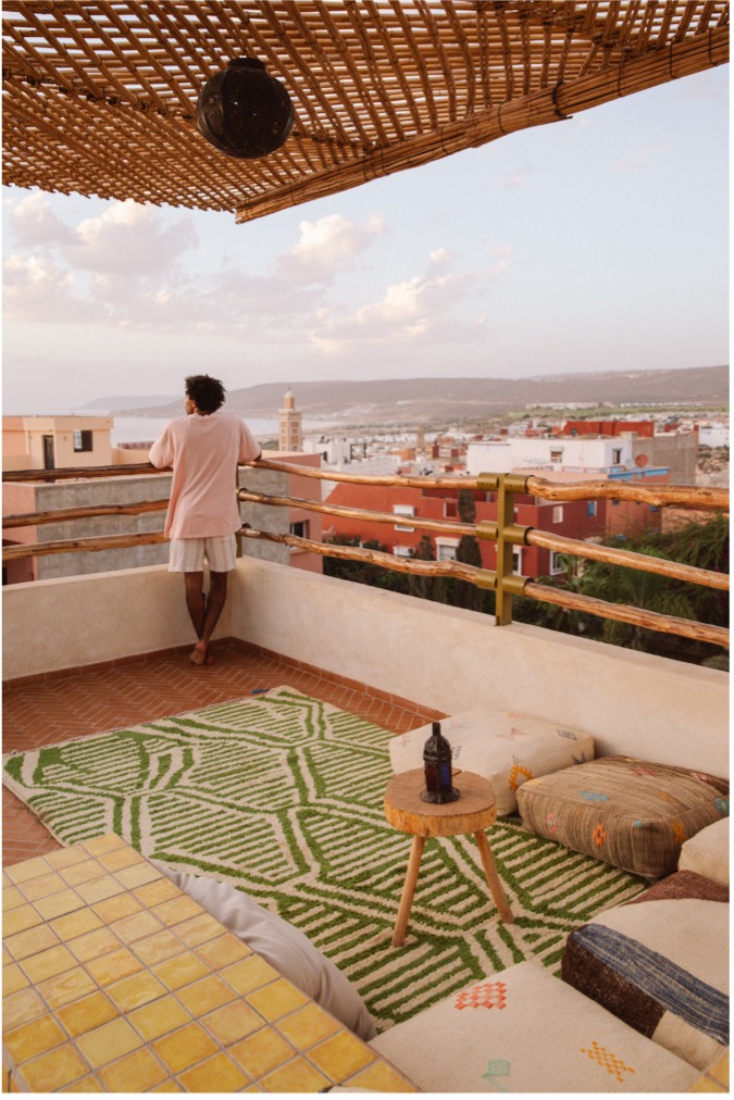 Man står på takterrasse og ser utover